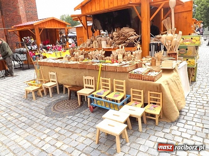 Zdjęcie w galerii na portalu naszraciborz.pl: Właśnie ruszył kolejny Jarmark św. Marcelego. Zobacz co tym razem oferują wystawcy wiadomości z regionu