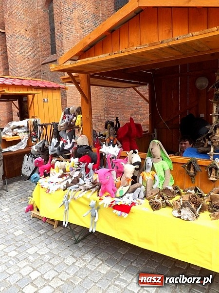 Zdjęcie w galerii na portalu naszraciborz.pl: Właśnie ruszył kolejny Jarmark św. Marcelego. Zobacz co tym razem oferują wystawcy wiadomości z regionu