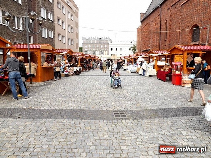 Zdjęcie w galerii na portalu naszraciborz.pl: Właśnie ruszył kolejny Jarmark św. Marcelego. Zobacz co tym razem oferują wystawcy wiadomości z regionu