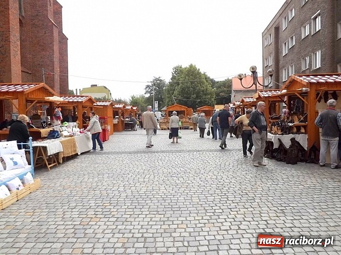 Zdjęcie w galerii na portalu naszraciborz.pl: Właśnie ruszył kolejny Jarmark św. Marcelego. Zobacz co tym razem oferują wystawcy wiadomości z regionu