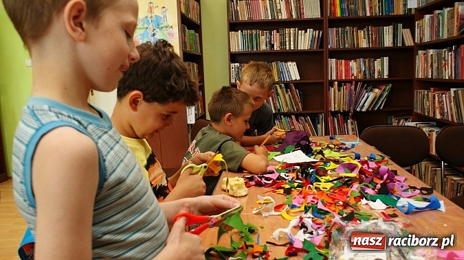 Zdjęcie w galerii na portalu naszraciborz.pl: Małolaty na Dzień Taty w bibliotece  wiadomości z regionu