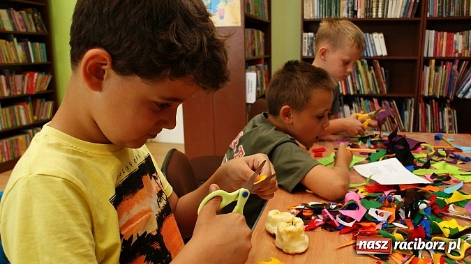 Zdjęcie w galerii na portalu naszraciborz.pl: Małolaty na Dzień Taty w bibliotece  wiadomości z regionu
