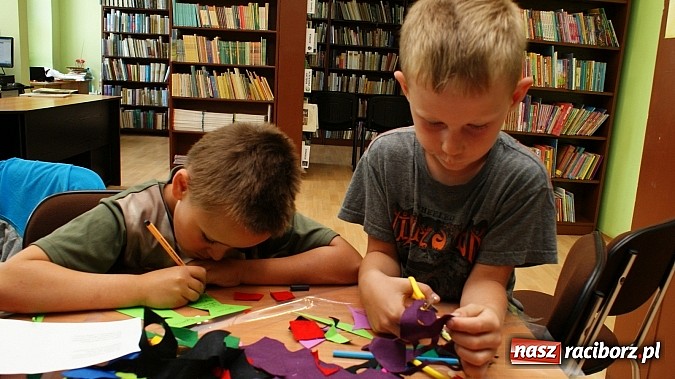Zdjęcie w galerii na portalu naszraciborz.pl: Małolaty na Dzień Taty w bibliotece  wiadomości z regionu