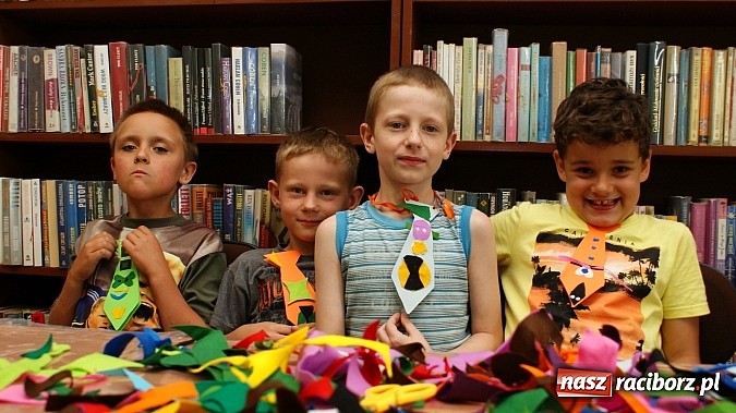 Zdjęcie w galerii na portalu naszraciborz.pl: Małolaty na Dzień Taty w bibliotece  wiadomości z regionu