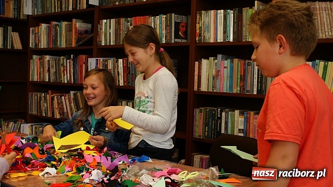 Zdjęcie w galerii na portalu naszraciborz.pl: Małolaty na Dzień Taty w bibliotece  wiadomości z regionu
