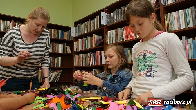 Zdjęcie w galerii na portalu naszraciborz.pl: Małolaty na Dzień Taty w bibliotece  wiadomości z regionu