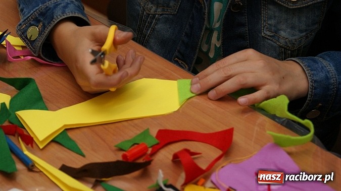 Zdjęcie w galerii na portalu naszraciborz.pl: Małolaty na Dzień Taty w bibliotece  wiadomości z regionu