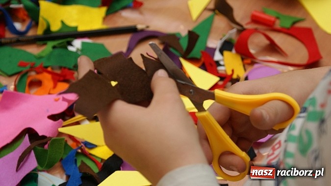 Zdjęcie w galerii na portalu naszraciborz.pl: Małolaty na Dzień Taty w bibliotece  wiadomości z regionu