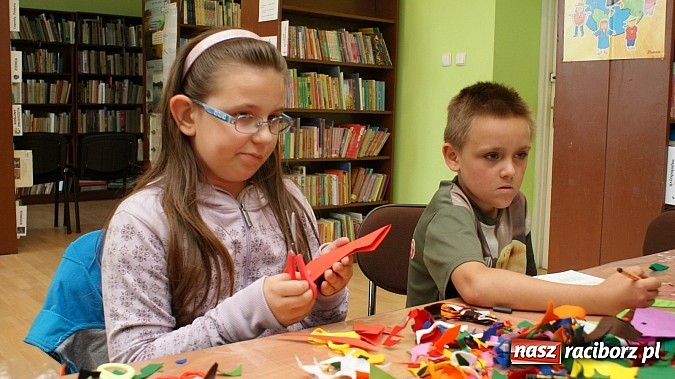 Zdjęcie w galerii na portalu naszraciborz.pl: Małolaty na Dzień Taty w bibliotece  wiadomości z regionu