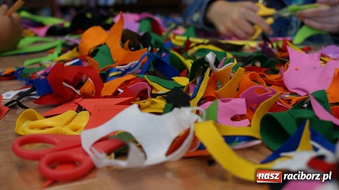 Zdjęcie w galerii na portalu naszraciborz.pl: Małolaty na Dzień Taty w bibliotece  wiadomości z regionu