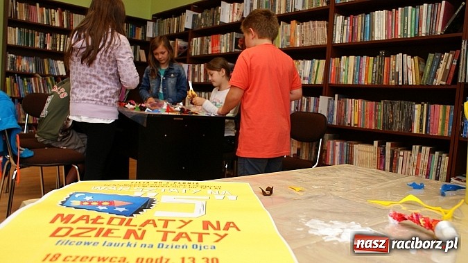 Zdjęcie w galerii na portalu naszraciborz.pl: Małolaty na Dzień Taty w bibliotece  wiadomości z regionu