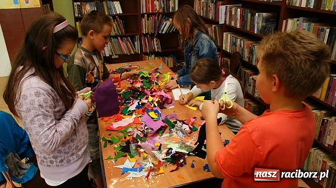 Zdjęcie w galerii na portalu naszraciborz.pl: Małolaty na Dzień Taty w bibliotece  wiadomości z regionu