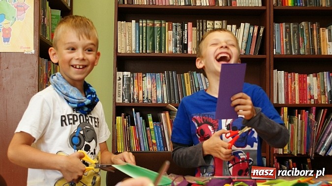 Zdjęcie w galerii na portalu naszraciborz.pl: Małolaty na Dzień Taty w bibliotece  wiadomości z regionu