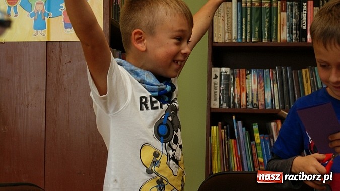 Zdjęcie w galerii na portalu naszraciborz.pl: Małolaty na Dzień Taty w bibliotece  wiadomości z regionu
