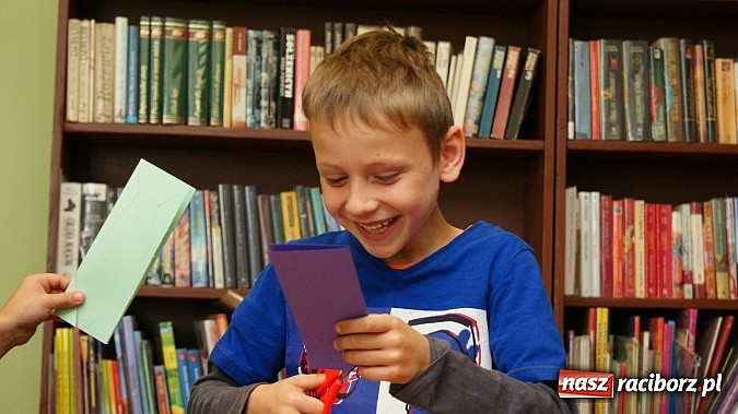 Zdjęcie w galerii na portalu naszraciborz.pl: Małolaty na Dzień Taty w bibliotece  wiadomości z regionu