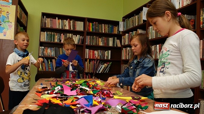 Zdjęcie w galerii na portalu naszraciborz.pl: Małolaty na Dzień Taty w bibliotece  wiadomości z regionu