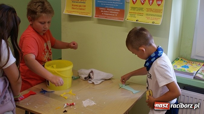 Zdjęcie w galerii na portalu naszraciborz.pl: Małolaty na Dzień Taty w bibliotece  wiadomości z regionu