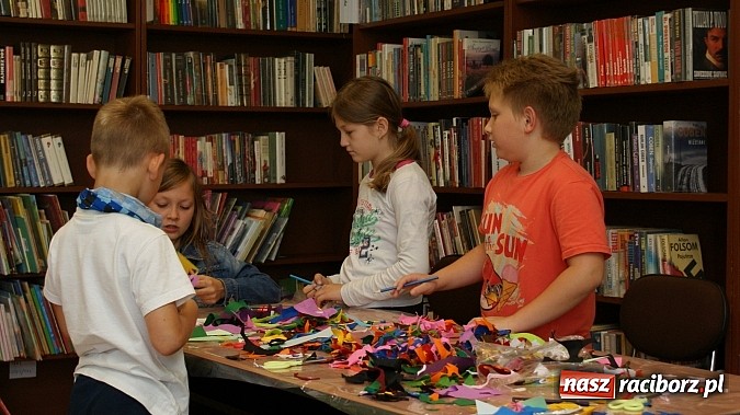 Zdjęcie w galerii na portalu naszraciborz.pl: Małolaty na Dzień Taty w bibliotece  wiadomości z regionu