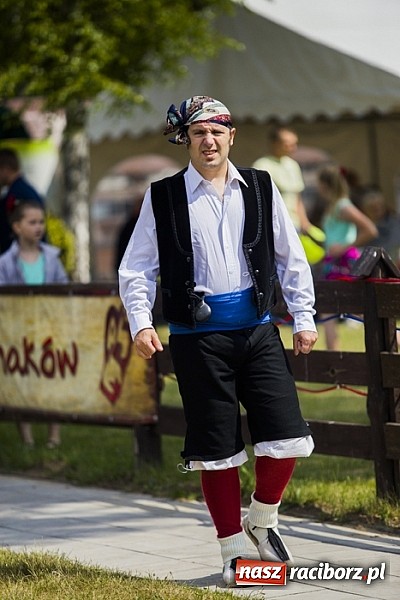 Zdjęcie w galerii na portalu naszraciborz.pl: Nędza tańcem bogata - folklor na Leśnej Polanie wiadomości z regionu