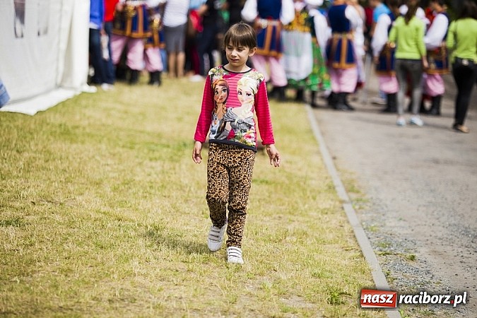 Zdjęcie w galerii na portalu naszraciborz.pl: Nędza tańcem bogata - folklor na Leśnej Polanie wiadomości z regionu