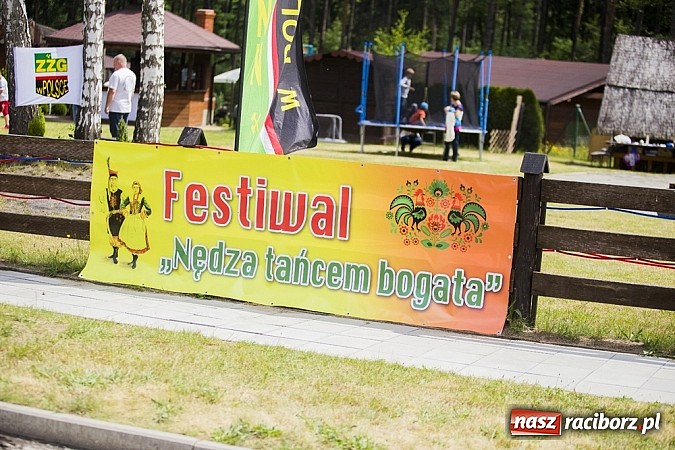 Zdjęcie w galerii na portalu naszraciborz.pl: Nędza tańcem bogata - folklor na Leśnej Polanie wiadomości z regionu