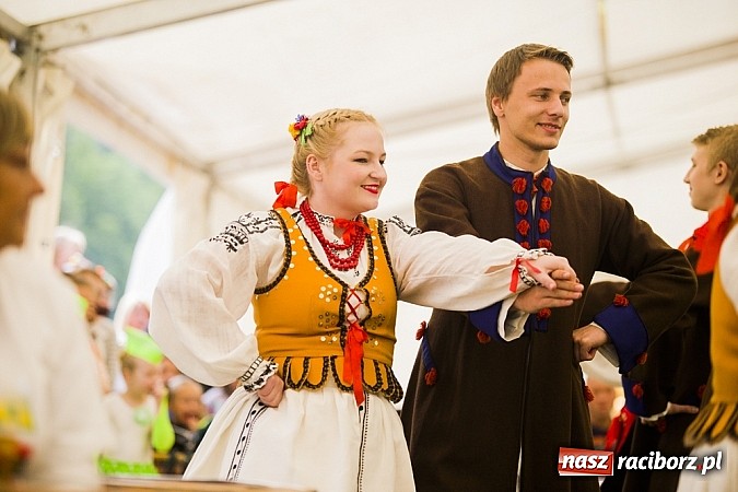 Zdjęcie w galerii na portalu naszraciborz.pl: Nędza tańcem bogata - folklor na Leśnej Polanie wiadomości z regionu