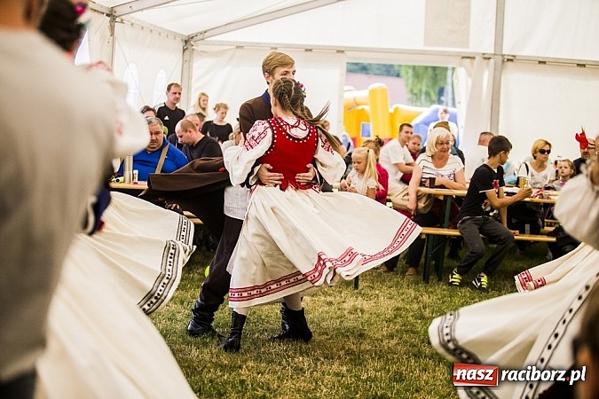 Zdjęcie w galerii na portalu naszraciborz.pl: Nędza tańcem bogata - folklor na Leśnej Polanie wiadomości z regionu