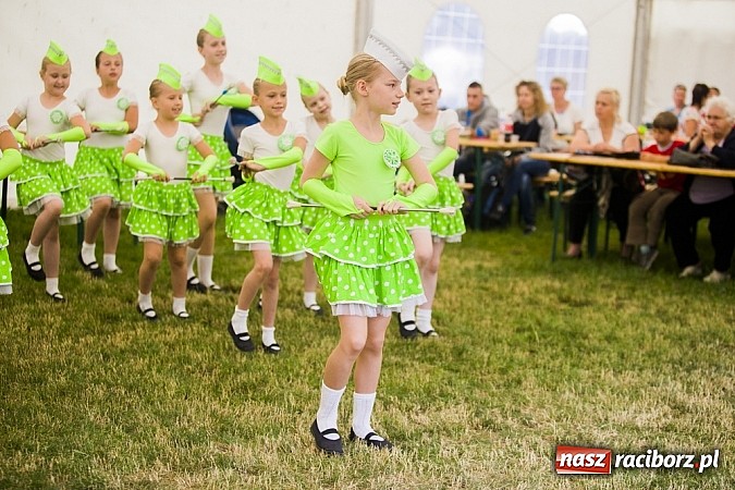 Zdjęcie w galerii na portalu naszraciborz.pl: Nędza tańcem bogata - folklor na Leśnej Polanie wiadomości z regionu