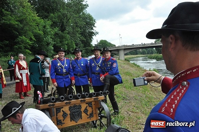 Zdjęcie w galerii na portalu naszraciborz.pl: Kanonada śląskich bractw, potem ulewa i wreszcie ruszyli  wiadomości z regionu