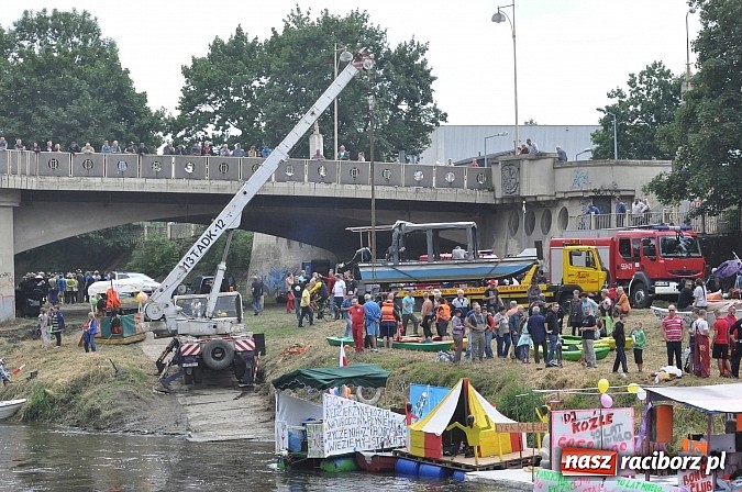 Zdjęcie w galerii na portalu naszraciborz.pl: Kanonada śląskich bractw, potem ulewa i wreszcie ruszyli  wiadomości z regionu