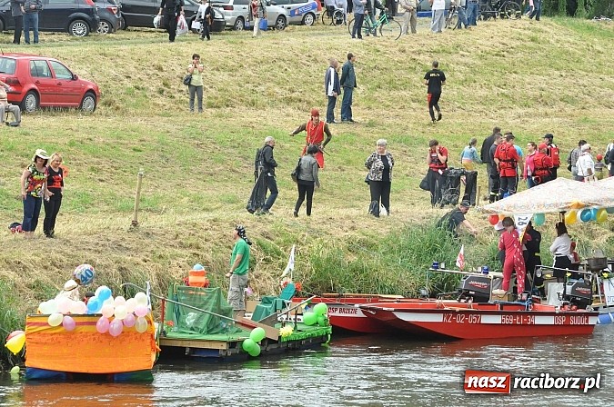 Zdjęcie w galerii na portalu naszraciborz.pl: Kanonada śląskich bractw, potem ulewa i wreszcie ruszyli  wiadomości z regionu