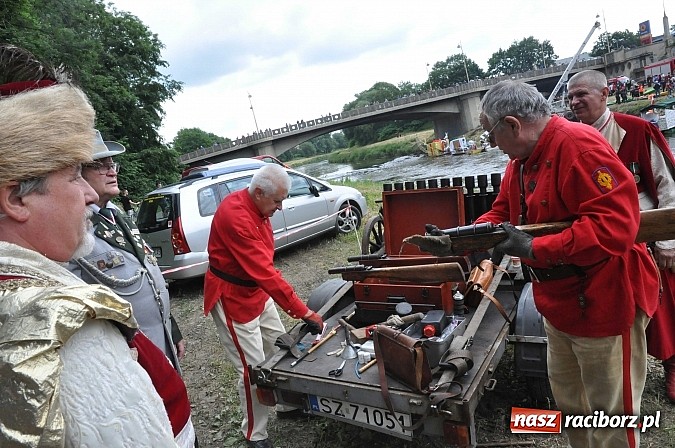 Zdjęcie w galerii na portalu naszraciborz.pl: Kanonada śląskich bractw, potem ulewa i wreszcie ruszyli  wiadomości z regionu