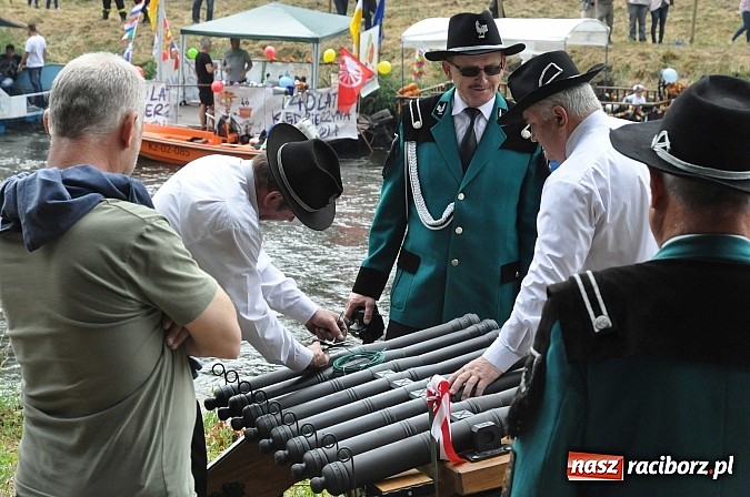 Zdjęcie w galerii na portalu naszraciborz.pl: Kanonada śląskich bractw, potem ulewa i wreszcie ruszyli  wiadomości z regionu