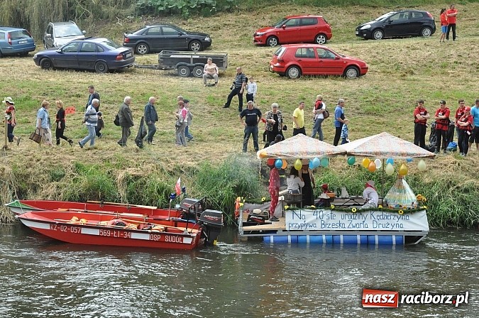 Zdjęcie w galerii na portalu naszraciborz.pl: Kanonada śląskich bractw, potem ulewa i wreszcie ruszyli  wiadomości z regionu