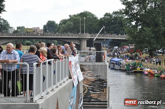 Zdjęcie w galerii na portalu naszraciborz.pl: Kanonada śląskich bractw, potem ulewa i wreszcie ruszyli  wiadomości z regionu