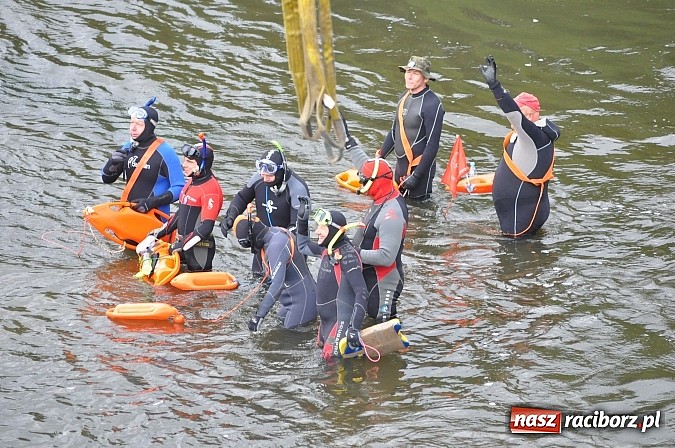 Zdjęcie w galerii na portalu naszraciborz.pl: Kanonada śląskich bractw, potem ulewa i wreszcie ruszyli  wiadomości z regionu