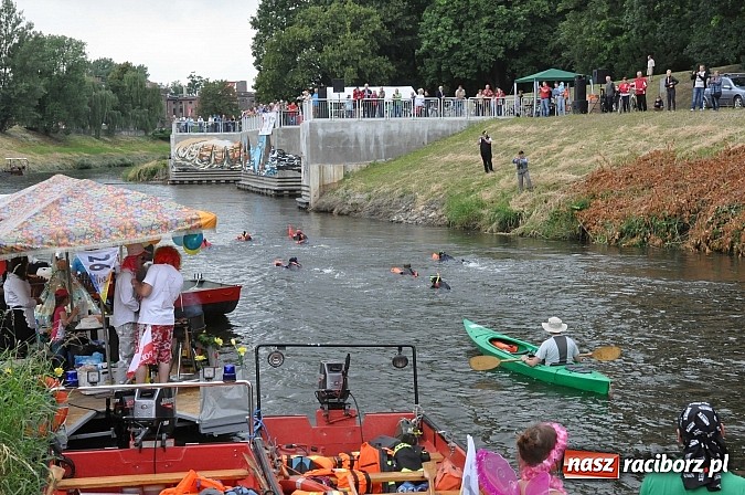 Zdjęcie w galerii na portalu naszraciborz.pl: Kanonada śląskich bractw, potem ulewa i wreszcie ruszyli  wiadomości z regionu