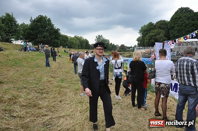 Zdjęcie w galerii na portalu naszraciborz.pl: Kanonada śląskich bractw, potem ulewa i wreszcie ruszyli  wiadomości z regionu