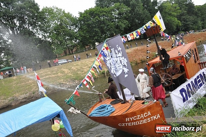 Zdjęcie w galerii na portalu naszraciborz.pl: Kanonada śląskich bractw, potem ulewa i wreszcie ruszyli  wiadomości z regionu