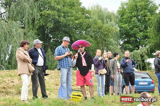 Zdjęcie w galerii na portalu naszraciborz.pl: Kanonada śląskich bractw, potem ulewa i wreszcie ruszyli  wiadomości z regionu