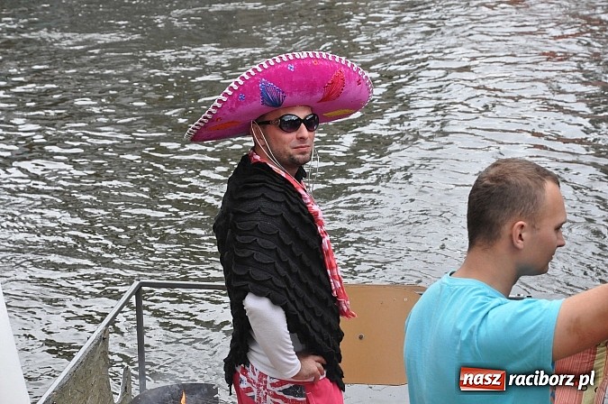 Zdjęcie w galerii na portalu naszraciborz.pl: Kanonada śląskich bractw, potem ulewa i wreszcie ruszyli  wiadomości z regionu