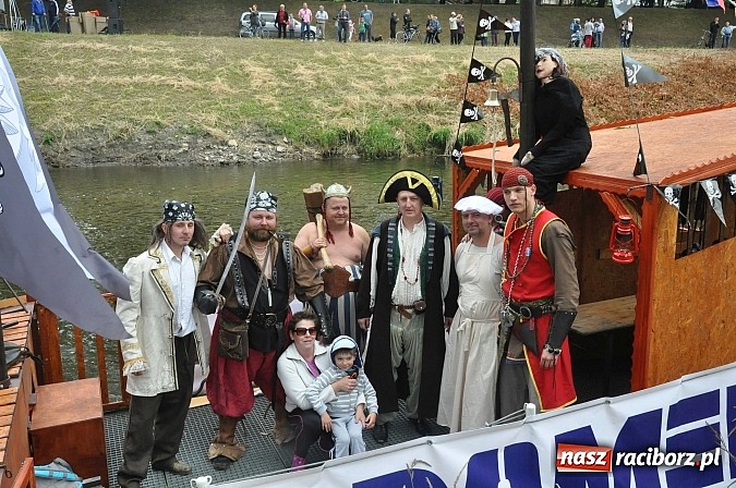 Zdjęcie w galerii na portalu naszraciborz.pl: Kanonada śląskich bractw, potem ulewa i wreszcie ruszyli  wiadomości z regionu