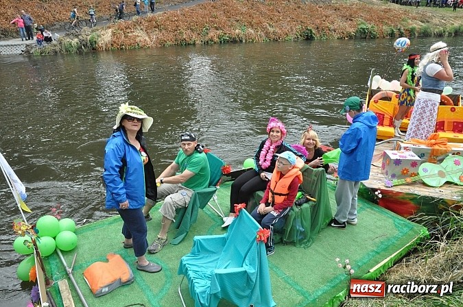 Zdjęcie w galerii na portalu naszraciborz.pl: Kanonada śląskich bractw, potem ulewa i wreszcie ruszyli  wiadomości z regionu