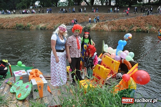 Zdjęcie w galerii na portalu naszraciborz.pl: Kanonada śląskich bractw, potem ulewa i wreszcie ruszyli  wiadomości z regionu