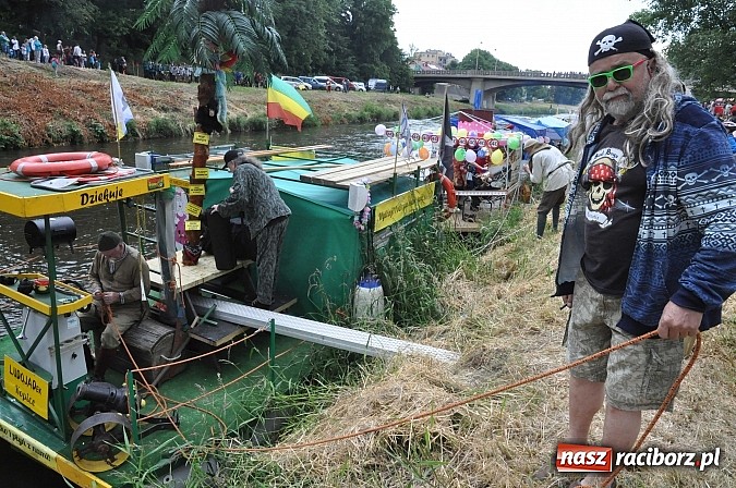 Zdjęcie w galerii na portalu naszraciborz.pl: Kanonada śląskich bractw, potem ulewa i wreszcie ruszyli  wiadomości z regionu