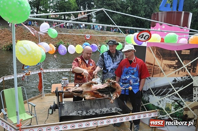 Zdjęcie w galerii na portalu naszraciborz.pl: Kanonada śląskich bractw, potem ulewa i wreszcie ruszyli  wiadomości z regionu