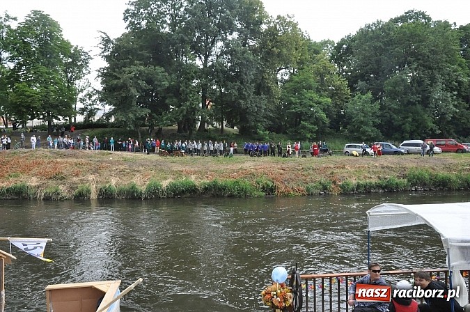 Zdjęcie w galerii na portalu naszraciborz.pl: Kanonada śląskich bractw, potem ulewa i wreszcie ruszyli  wiadomości z regionu