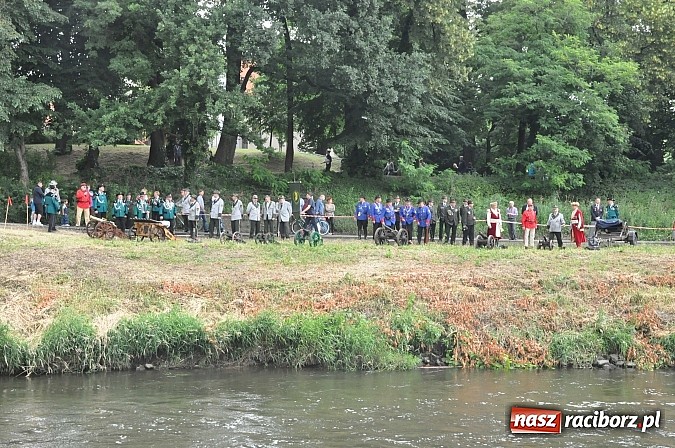 Zdjęcie w galerii na portalu naszraciborz.pl: Kanonada śląskich bractw, potem ulewa i wreszcie ruszyli  wiadomości z regionu