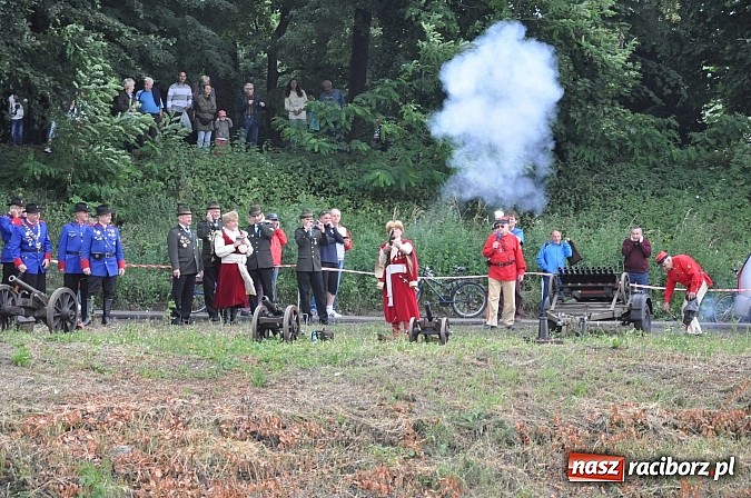 Zdjęcie w galerii na portalu naszraciborz.pl: Kanonada śląskich bractw, potem ulewa i wreszcie ruszyli  wiadomości z regionu