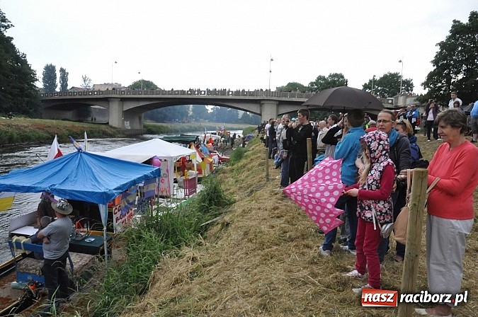 Zdjęcie w galerii na portalu naszraciborz.pl: Kanonada śląskich bractw, potem ulewa i wreszcie ruszyli  wiadomości z regionu